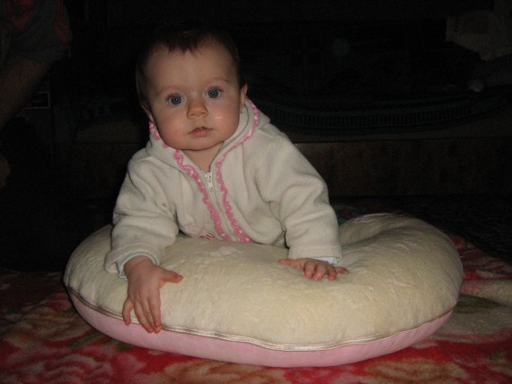 Oliwia podczas nauki raczkowania i wstawania przy pomocy poduszki Poofi