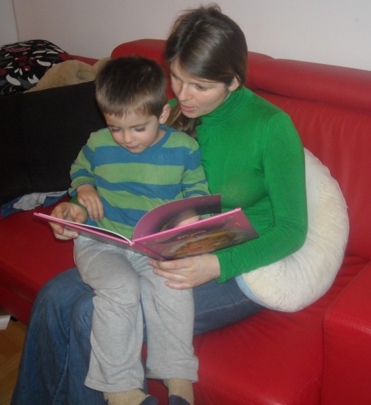 Mateuszek czyta razem z mamą książkę małemu braciszkowi, któremu jeszcze jest dobrze w mamy brzuszku